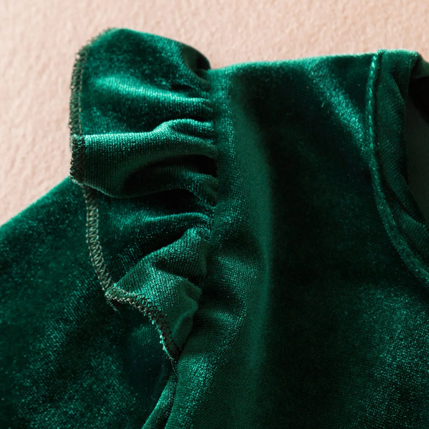 Abito natalizio in velluto verde con stelle per bambine