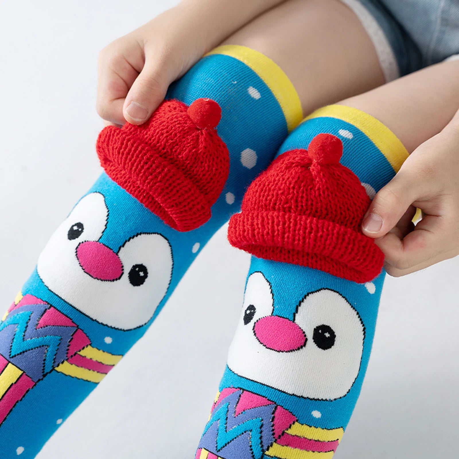 Kniehohe Socken mit Pinguin-Motiv für Kinder – kuschelig, niedlich und bereit für Winterspaß