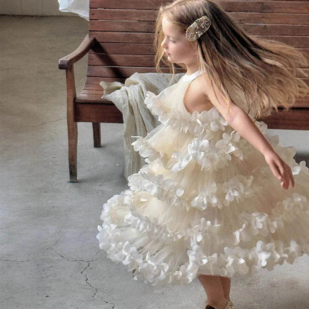 Vestido de fiesta infantil con pétalos dorados