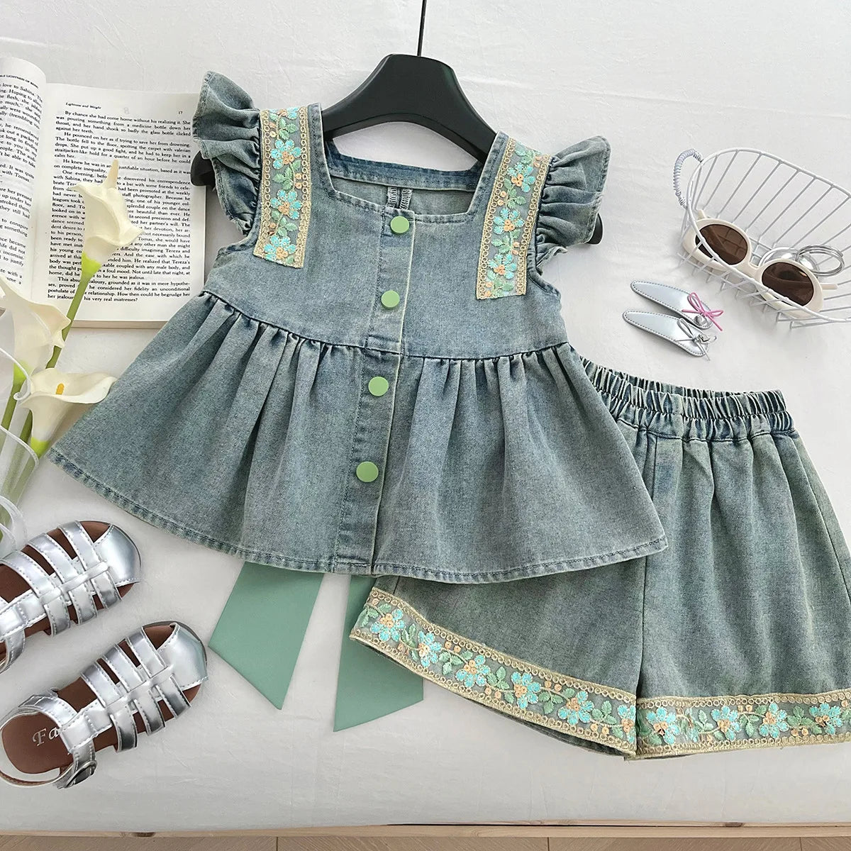 Completo per bambine con fiocco verde in denim floreale