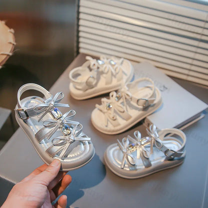 Sandalen mit Kristallschleifen