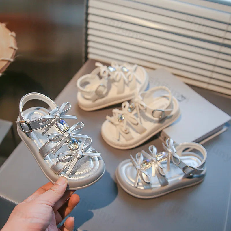 Sandalen mit Kristallschleifen