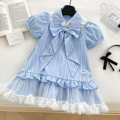 Vestido con volantes y lazo azul