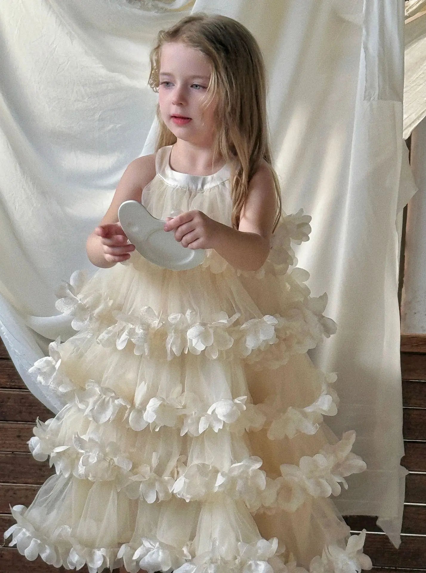 Vestido de fiesta infantil con pétalos dorados