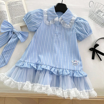 Vestido con volantes y lazo azul