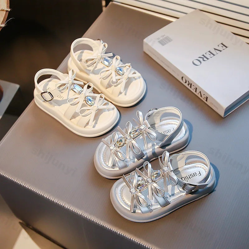 Sandalen mit Kristallschleifen