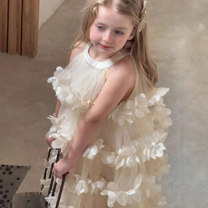 Vestido de fiesta infantil con pétalos dorados