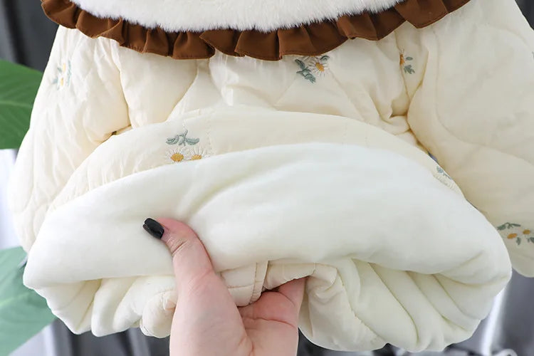 Abrigo de invierno para bebé con flores bordadas