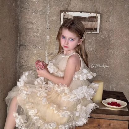 Vestido de fiesta infantil con pétalos dorados