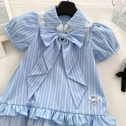 Vestido con volantes y lazo azul