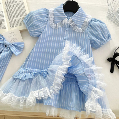 Vestido con volantes y lazo azul