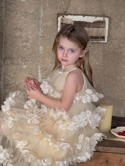 Vestido de fiesta infantil con pétalos dorados