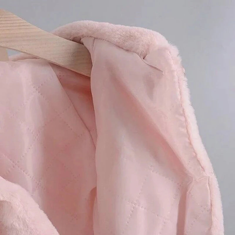 Quilted inner lining of the baby girl faux fur coat